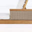 Chaise longue en bois d'acacia avec coussins beiges et osier, pour se détendre sur la terrasse extérieure