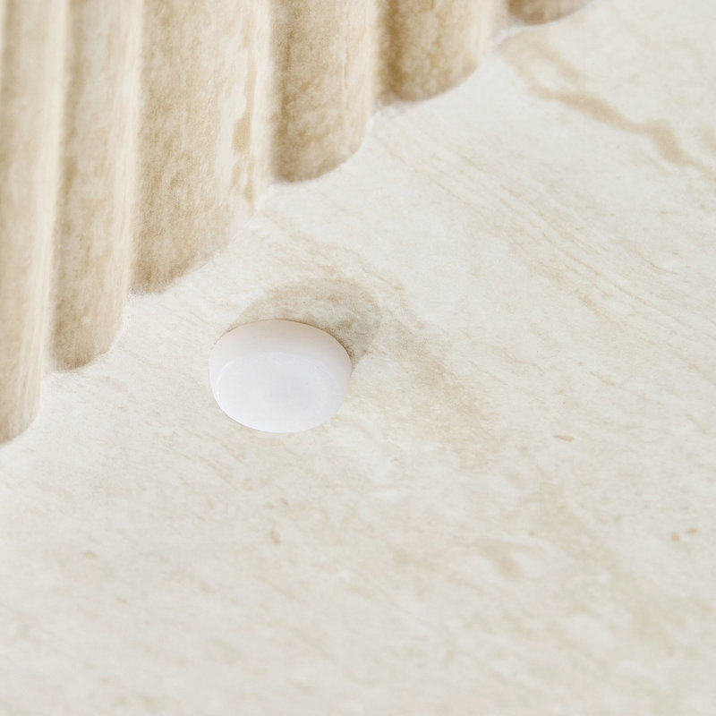 Table basse en faux travertin avec motif en relief accrocheur, travertin