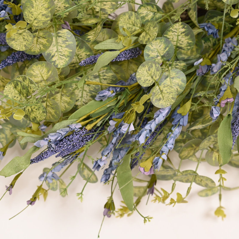Couronne de porte artificielle 24 po avec baies d'eucalyptus