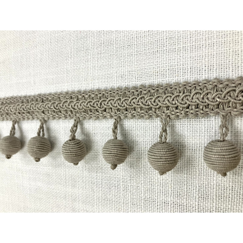 Garniture de frange en taupe imitation soie taupe avec frange boule en bois de 2,25 po de largeur Tf-86/4