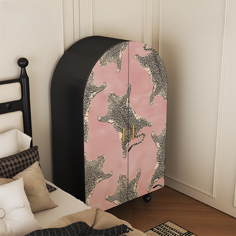 Armoire arquée avec tablettes et portes