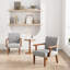 Deux chaises d'appoint avec une table ronde en bois et une chaise rembourrée pour l'intérieur