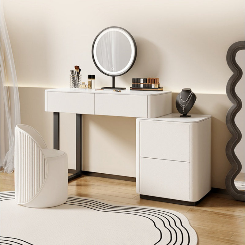 Lataska, White