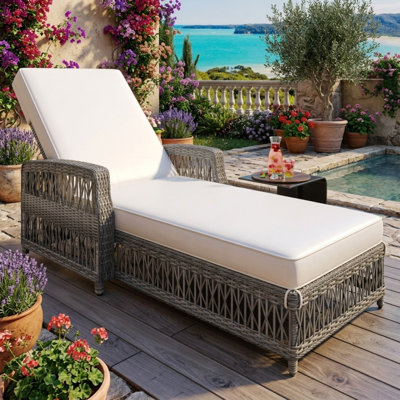 Chaise longue d'extérieur inclinable, fauteuil inclinable réglable en osier de patio avec accoudoirs et coussin beige doux amovible pour le bord de la piscine et le jardin