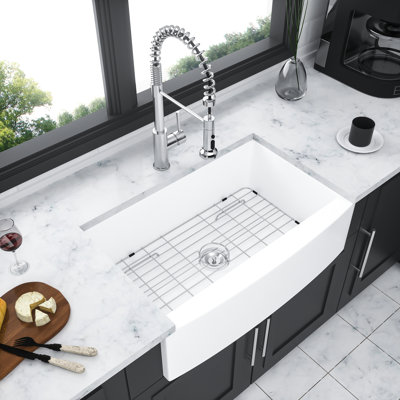 Évier de cuisine en céramique blanc à simple cuve de 33 po avec tablier à bord arqué élégant, beauté durable, rebord avant à grille de vaisselle, grattoir et crépine à panier