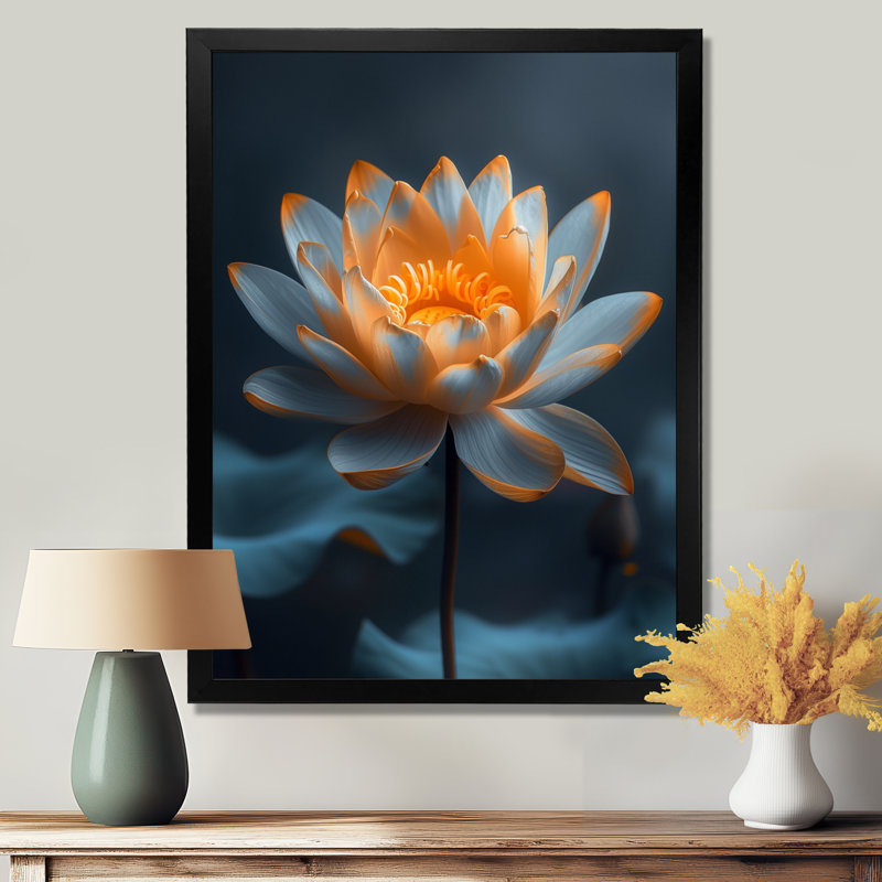 Blanc blanc, reflet de lotus photo II - décoration murale lotus, Cadre flottant doré, H 34 po x l 44 po