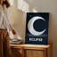 "Toile", créant un design graphique saisissant mettant en vedette un grand croissant de lune, art mural en blanc sur fond noir profond-793730251