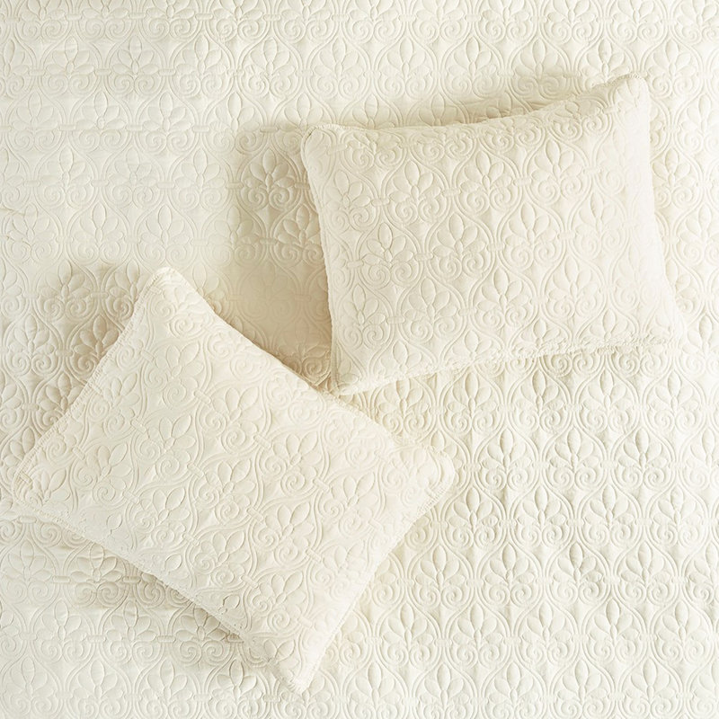 Très grand couvre-lit de couleur crème. 3 pièces Coin fendu plissé. Microfibre. Remplir. . Pièce de literie confortable lavable à la machine à 100%. Charmant
