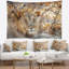 Lion solitaire africain se reposant dans une tapisserie forestière-28486144
