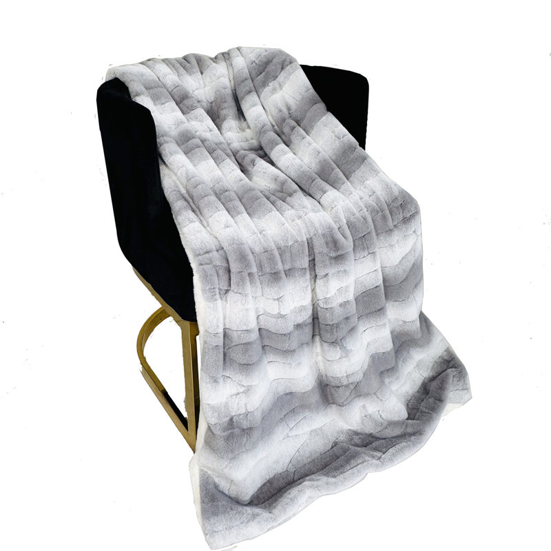 Couverture en fausse fourrure Furever, L 80 po x L 110 po, Gris / Argent