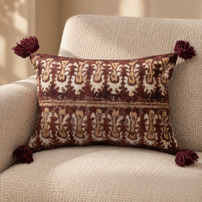 Coussin en velours de coton avec imprimé pompon Ikat