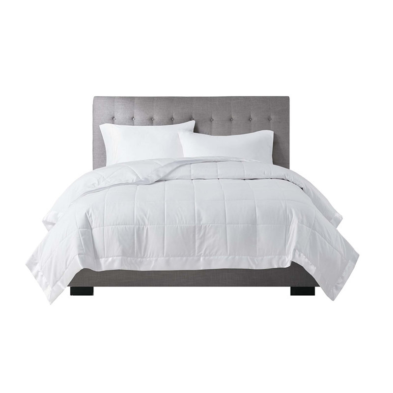Couverture légère en duvet synthétique avec bordure en satin blanc, Blanc, L 68 po x l 90 po