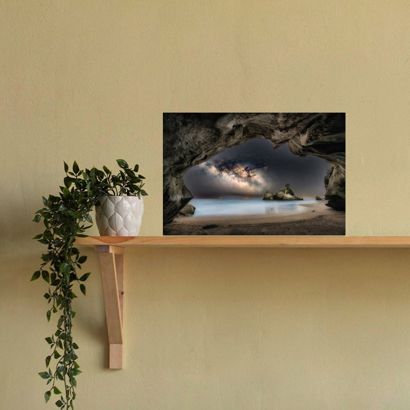 Affiche murale représentant une grotte côtière sous un ciel étoilé, dans une ambiance paisible et sereine., H 16 po x l 24 po