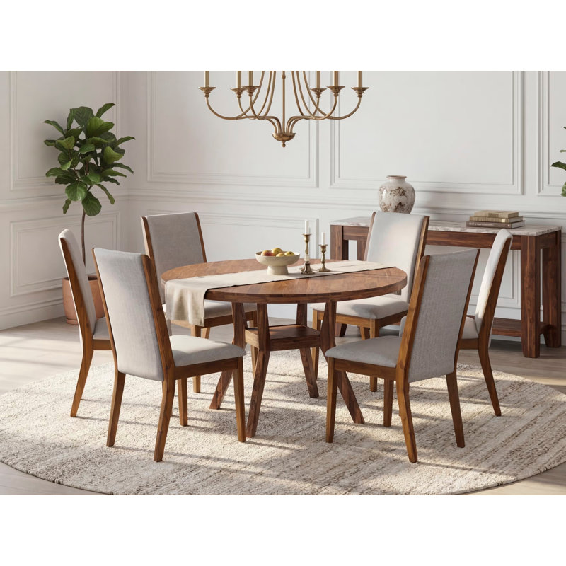 L'ensemble de cuisine 7 pièces se compose d'une table de salle à manger à piédestal et de 6 chaises rembourrées en tissu de lin gris avec dossier haut - finition noyer antique