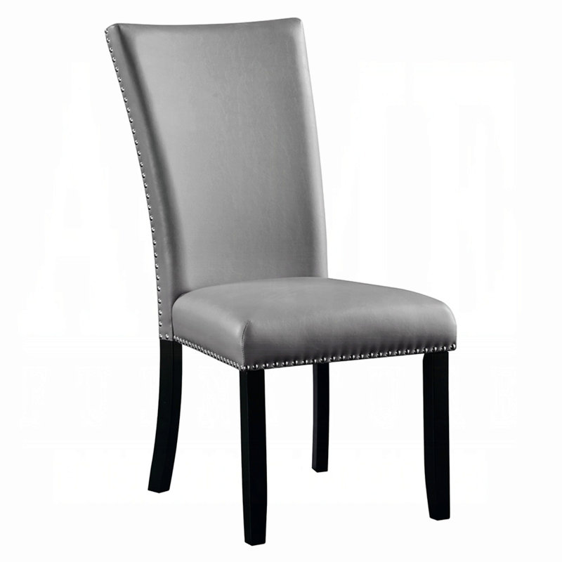 Deux chaises d'appoint rembourrées avec garniture cloutée