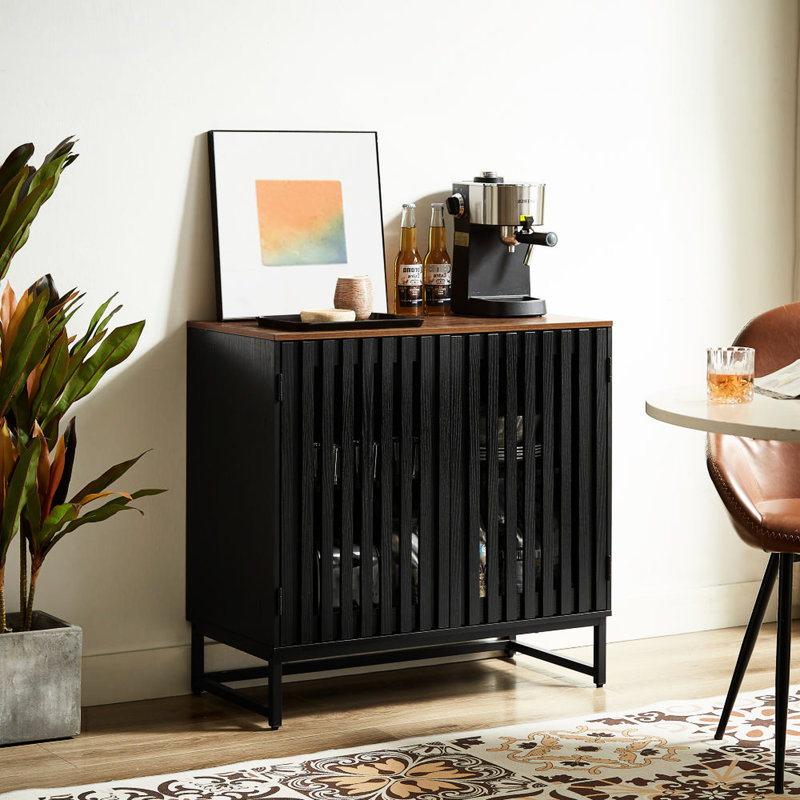 Armoire noire avec porte grillagée rayée et structure en métal, design moderne pour le rangement à la maison, construction spacieuse, bureau de rangement