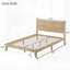 Lit en bois massif avec tête de lit en rotin, poutres de soutien centrales et pieds améliorés pour plus de durabilité et de style