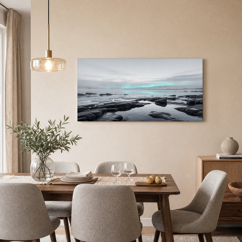 Tableau sur toile représentant un rivage rocheux brumeux sous un ciel turquoise flamboyant, L 32 po x H 16 po