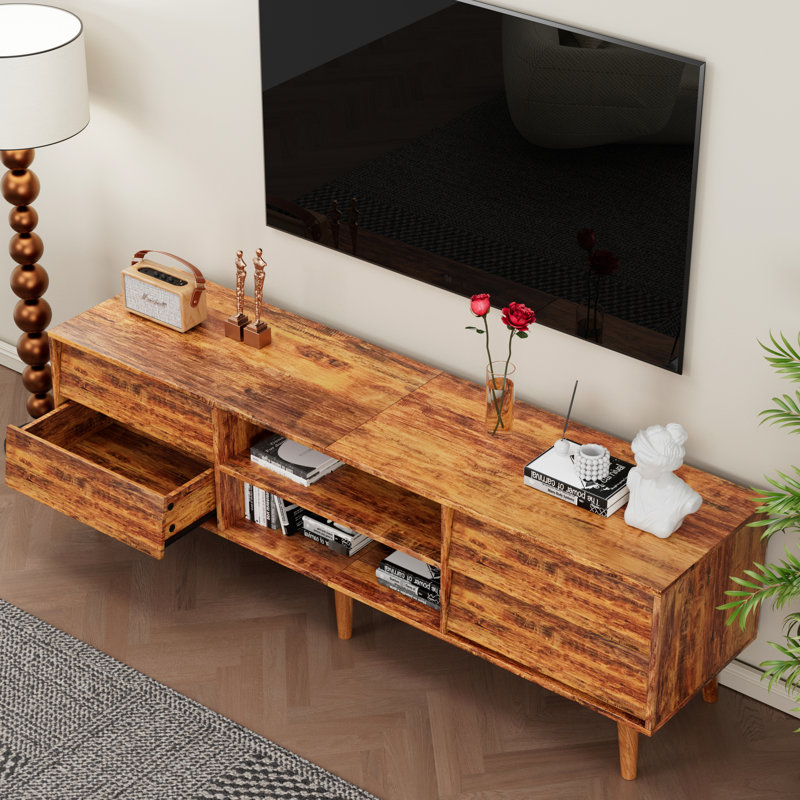 Meuble télé de 63 po de style rétro, conception biseautée, tablettes spacieuses, pieds en bois massif et usés pour la chambre à coucher