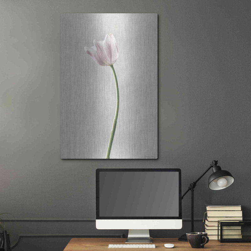 «Light Tulips I» par Debra Van Swearingen, H 36 po x l 24 po