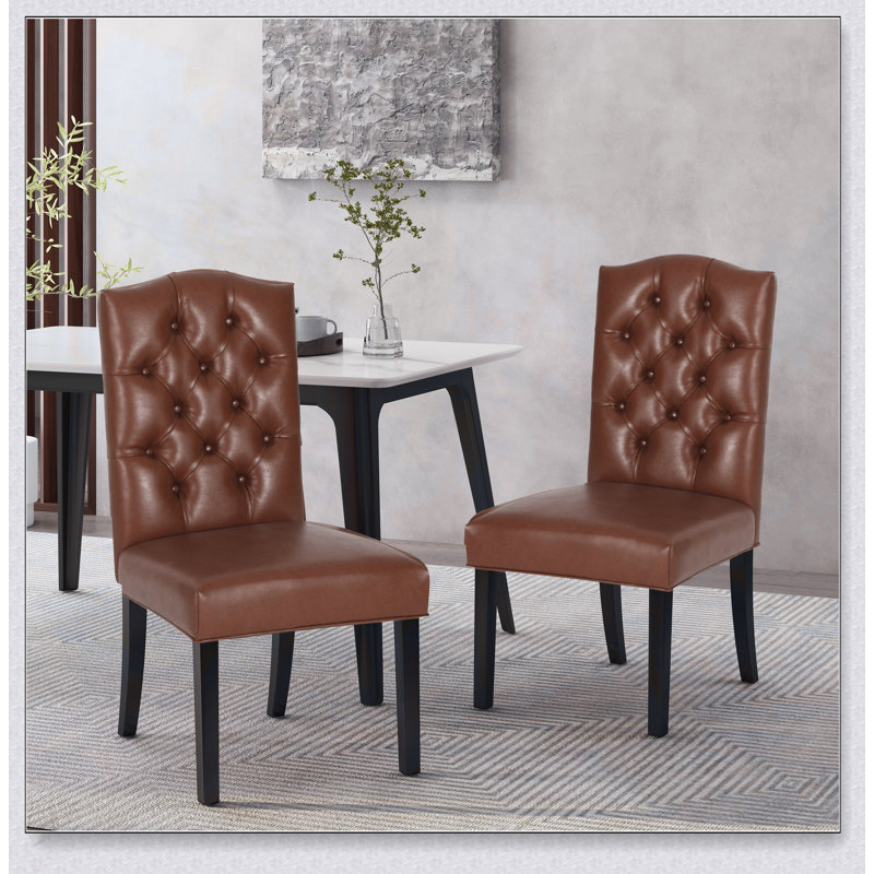 CHAISES DE SALLE À MANGER TUFTÉ PAR KARRIET avec fermeture à boutons et pieds fuselés, combinant confort et élégance pour les espaces de salle à manger modernes