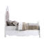 Élégant lit blanc très grand pour une chambre à coucher de style contemporain avec mélange de matériaux et système de lattes-222228486