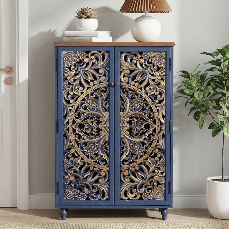 Commode d'appoint vintage sculptée avec 3 tablettes - finition or patiné et détails en pin massif