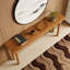 Console en bois avec canapé et table derrière le canapé