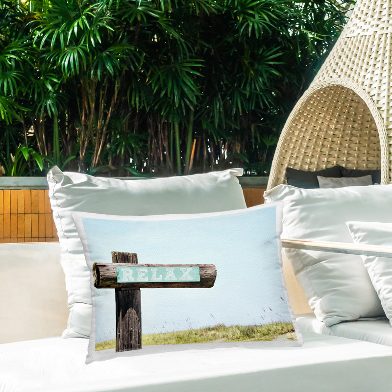 Coussin décoratif d'extérieur Relax Sign on Beach par Gail Peck