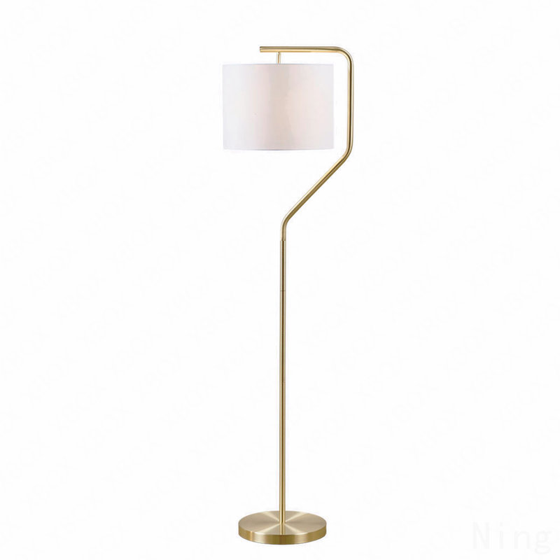 Lampe sur pied angulaire en métal