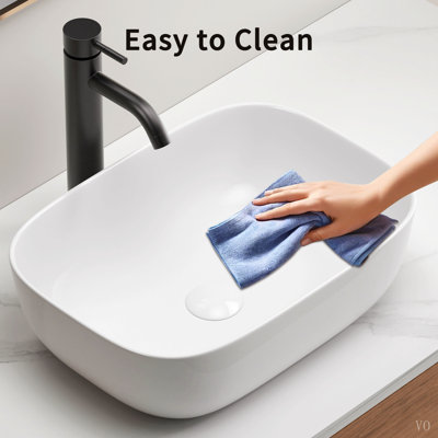 Petit lavabo vasque de salle de bain au-dessus du comptoir