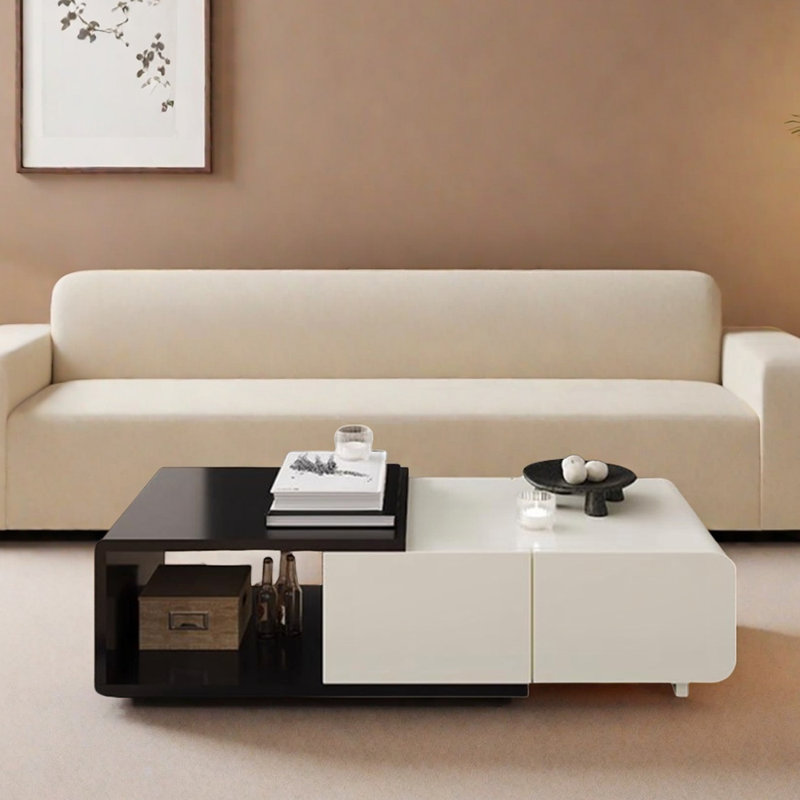 Table basse simple de couleur contrastante