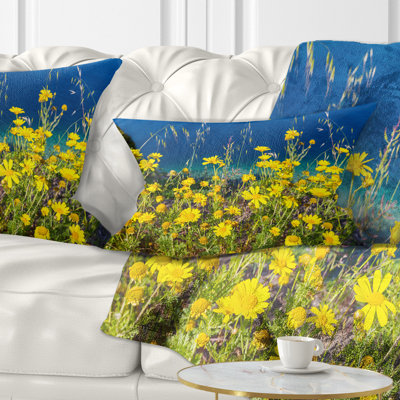 Coussin lombaire en fleur sauvage sur la côte de mer