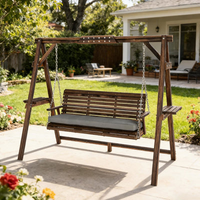 Fauteuil suspendu de jardin en bois avec coussin rembourré ergonomique, tablettes latérales et système de suspension réglable. Structure en bois de sapin. Capacité de charge : 330 kg. Siège amovible.