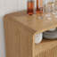 Armoire à café 60 po avec mini réfrigérateur intégré, buffet avec portes cannelées en forme d'ondes et tablettes réglables pour la cuisine, la salle à manger, chêne clair-120359276