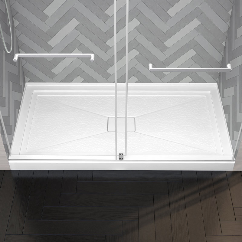 Base de douche en acrylique l 60 po x P 32 po avec seuil simple pour installation en alcôve avec drain central, Au centre