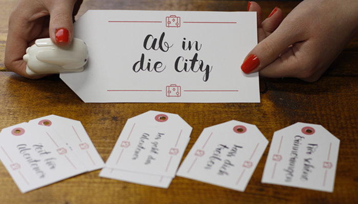 Ab in die City Geschenkkörbchen mit Anhängern zum kostenlosen Ausdrucken, beim Lochen