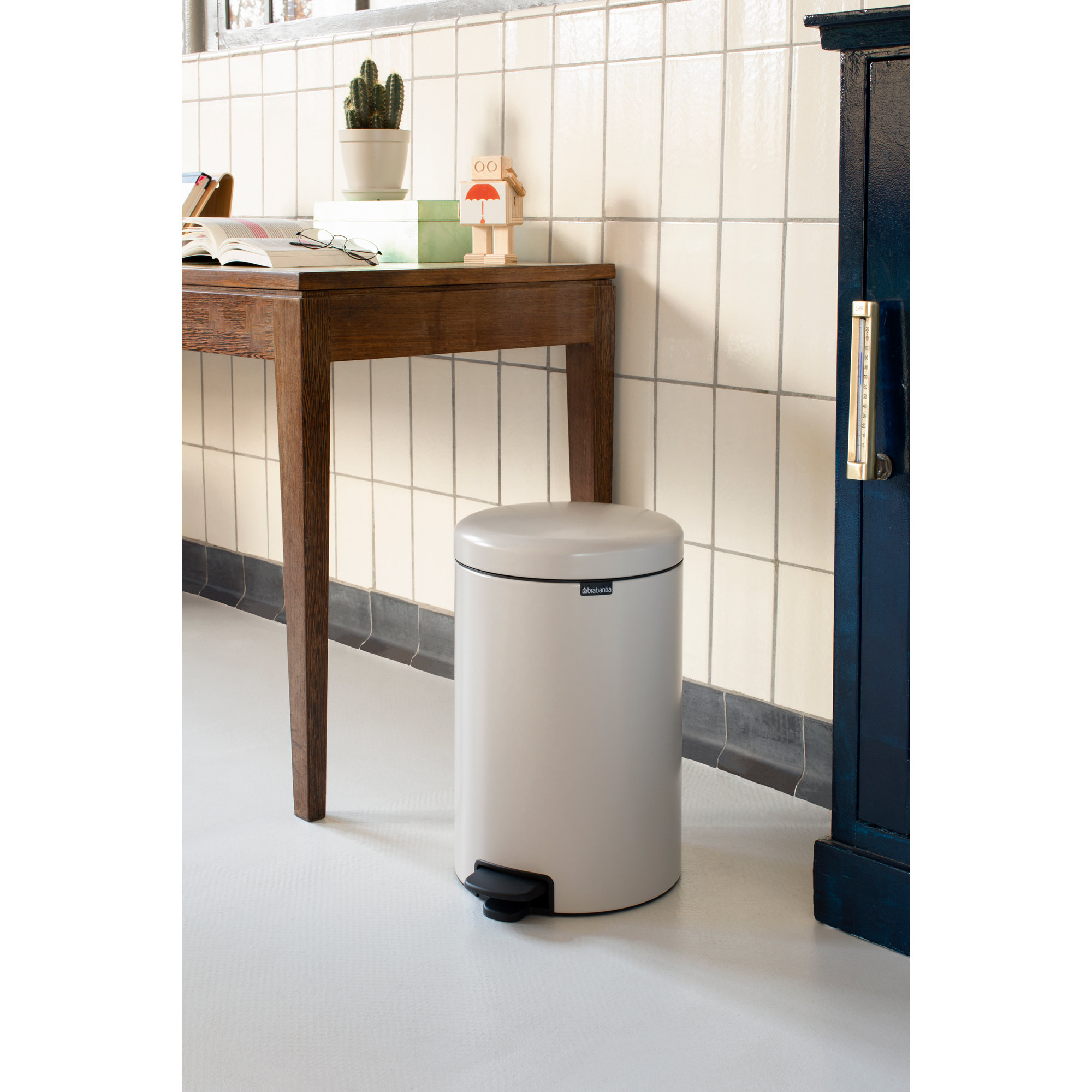 Brabantia Newicon Step On Trash Can, 5.3 Gallon (20 Liter), Soft Beige
