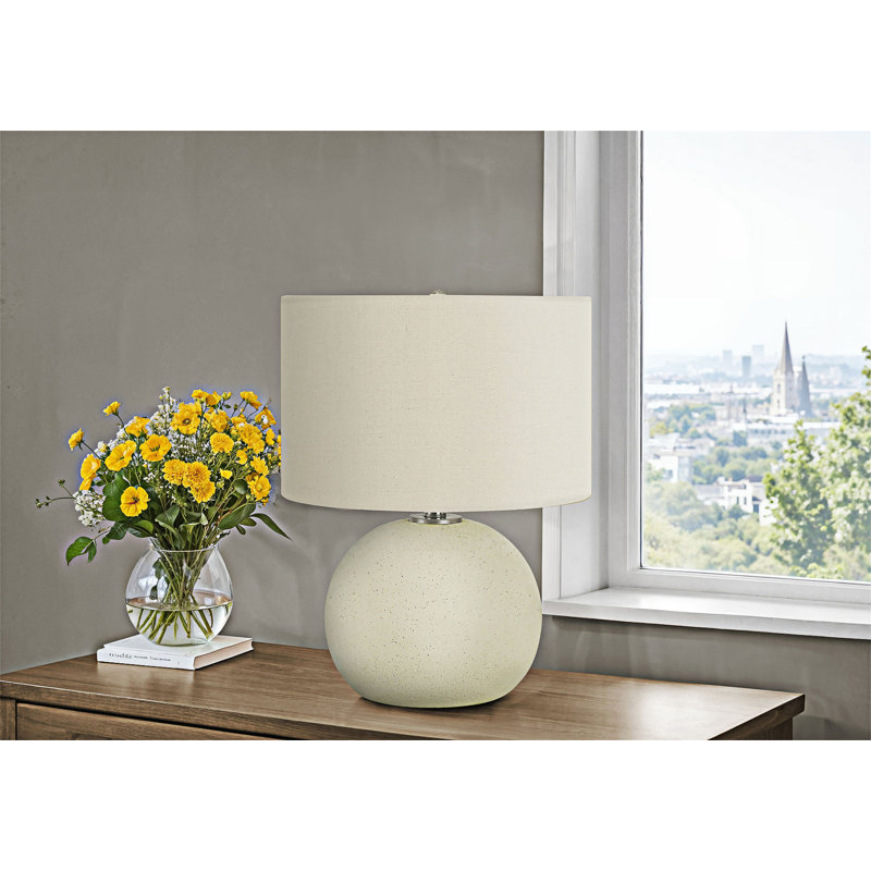 Lampe de table en céramique avec base texturée crème et abat-jour en tissu ivoire