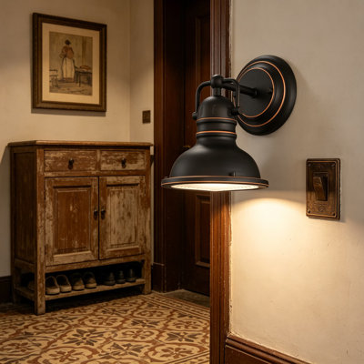 Applique murale d'intérieur à une lumière de style rétro Boswell avec lentille en acrylique prismatique givré et finition bronze huilé pour la salle de bain, le salon, le couloir ou la salle à manger