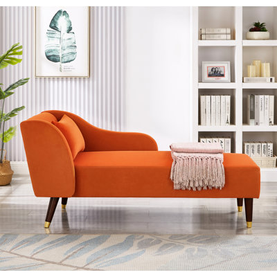 Jolie chaise longue en velours orange avec revêtement doux