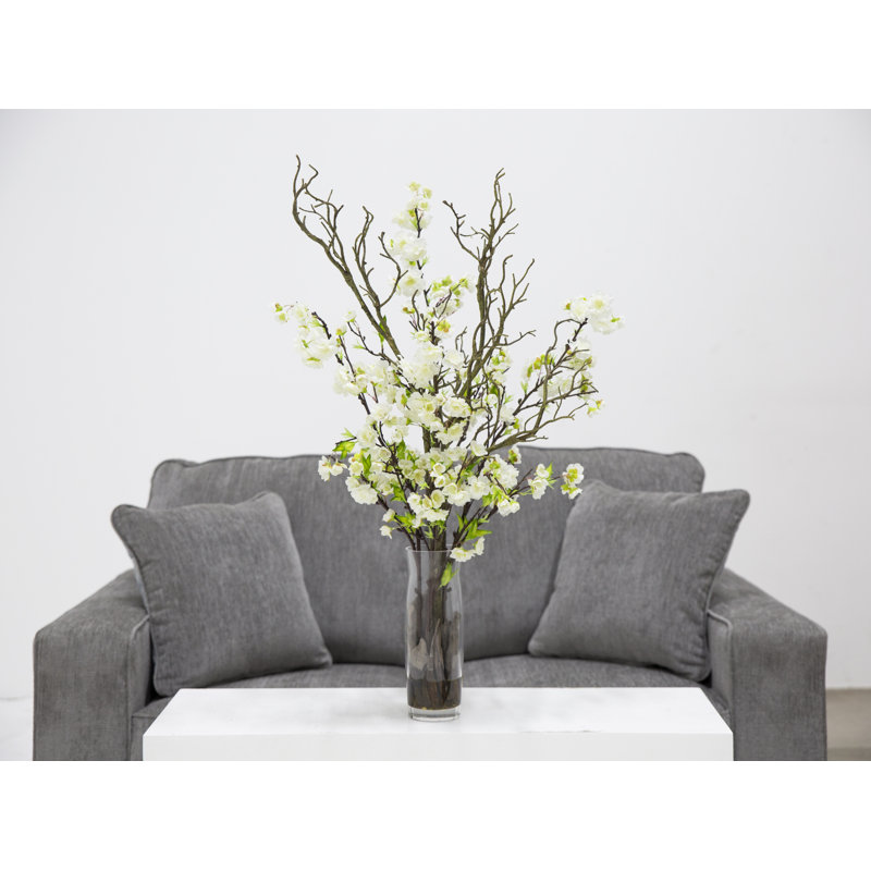 Plantes florales cerises dans un vase décoratif