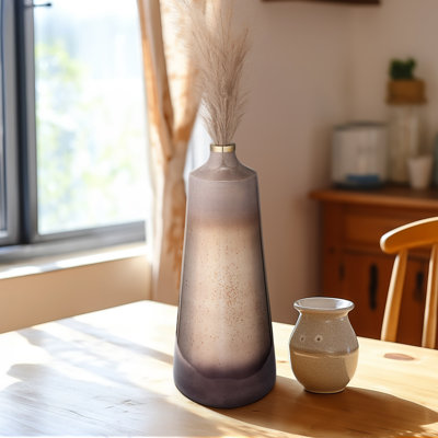 Grand vase en verre cylindrique avec col fuselé et anneau décoratif en métal doré avec style glamour et corps translucide moucheté pour un affichage décoratif et un style intérieur moderne.