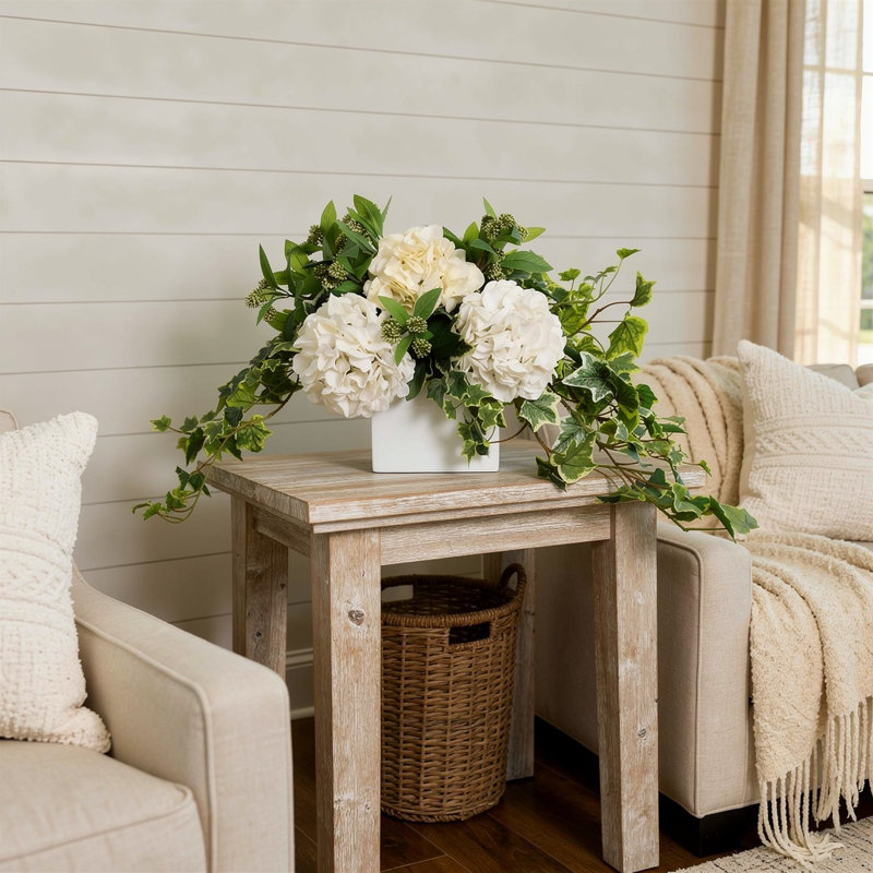 Hortensias et lierre dans un pot carré en fibre de pierre