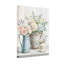 Arrangement floral de plantes et de fleurs dans des vases rustiques-567901416