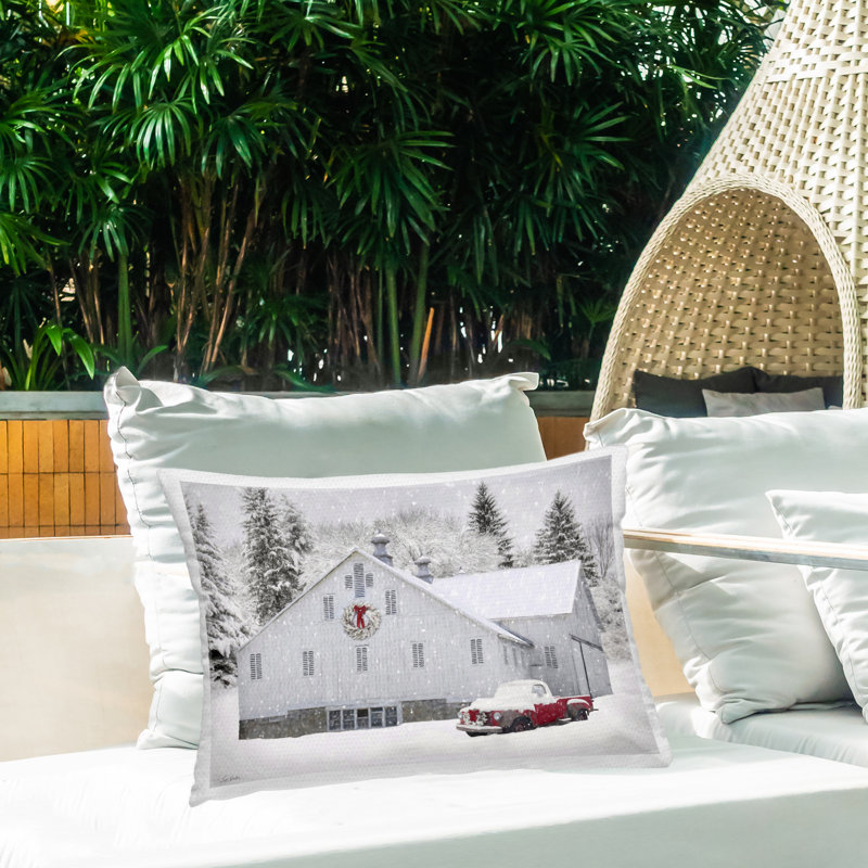 Coussin Snowy Farmhouse on Christmas, imprimé par Lori Deiter