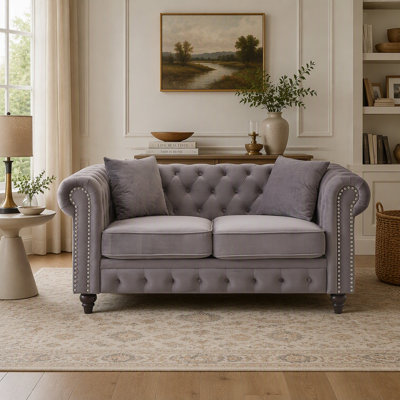 Canapé Chesterfield moderne de 161 cm (63,5 pouces) avec revêtement en velours, capitonnage à boutons et pieds en bois, comprenant 2 coussins pour un salon élégant