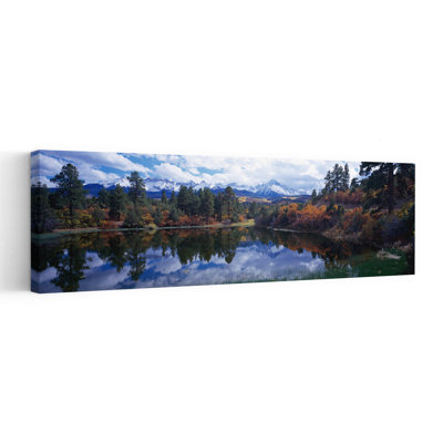 Réflexion de nuages dans l'eau, montagnes de San Juan, Colorado, États-Unis, art contemporain de paysage forestier abstrait