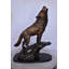 Statue de loup hurlant au bord d'une falaise - Taille: L 9 po x l 20 po x H 26 po.