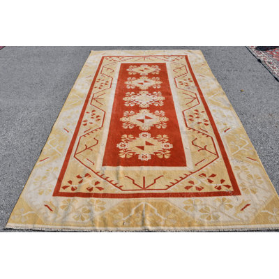 Tapis turc Oushak fabriqué à la main dans des tons beiges, idéal pour les grands décors de style oriental beige / rose